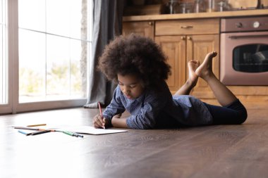 Mutlu Afrikalı kız resimler çiziyor..