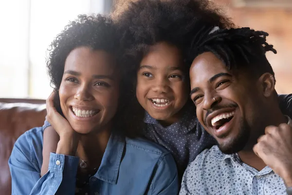 观看智能电视的非洲裔美国人家庭快乐地团结在一起. — 图库照片