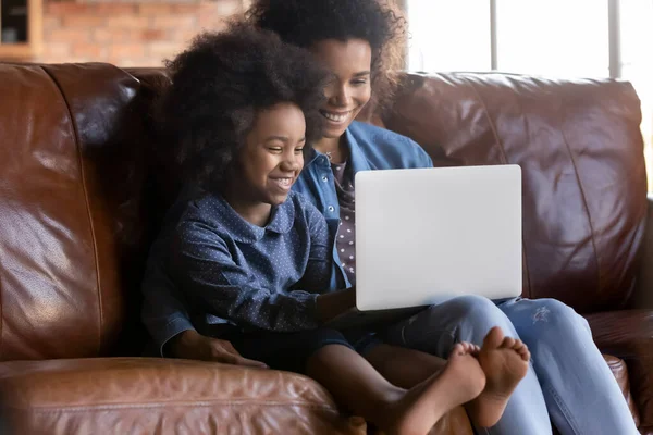 Familia afroamericana feliz usando aplicaciones informáticas. — Foto de Stock
