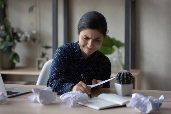 Tensionada joven empresaria india ansiosa sintiéndose nerviosa. — Foto de Stock