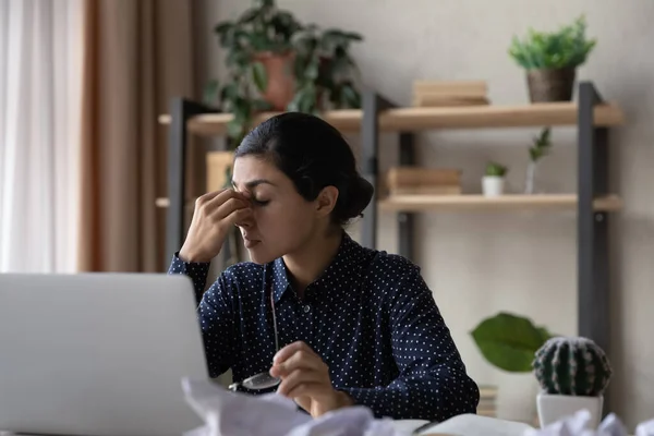 Excesso de trabalho estressado jovem empresária indiana que sofre de fadiga ocular. — Fotografia de Stock