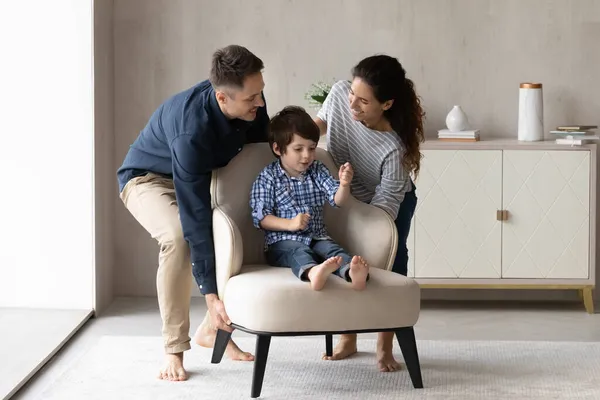 Happy homeowners family placing delivered furniture at relocation day — Stock Photo, Image