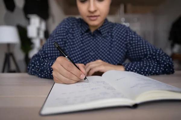 Zbliżenie się skoncentrowany młody kobieta indyjski biznes kobieta pismo notatki. — Zdjęcie stockowe