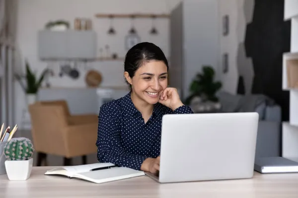 Ευτυχισμένη νεαρή Ινδή επιχειρηματίας εθνικότητας που εργάζεται στον υπολογιστή. — Φωτογραφία Αρχείου