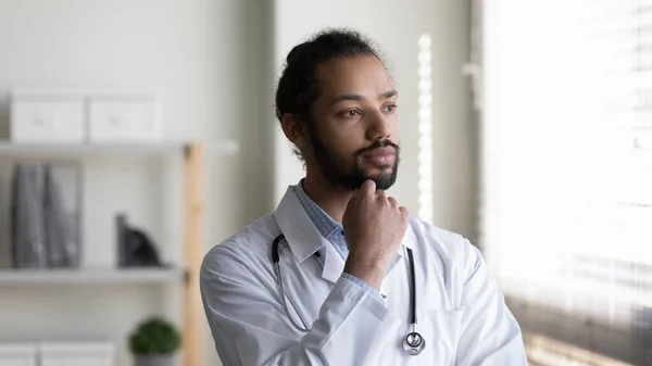 Cabeza tiro pensativo afroamericano hombre médico mirando en la distancia — Foto de Stock