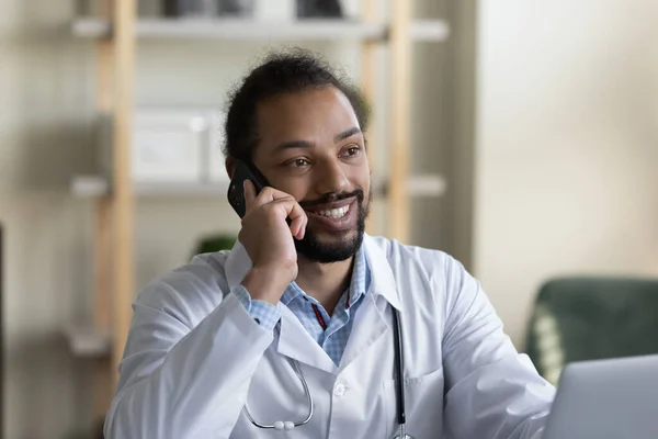 Tiro en la cabeza sonriente afroamericano hombre médico hablando por teléfono —  Fotos de Stock