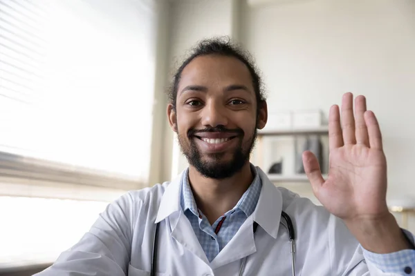 Cabeza retrato sonriente hombre afroamericano médico saludando de la mano — Foto de Stock