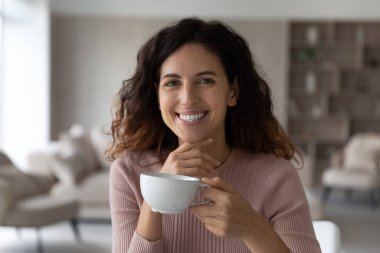 Beyaz bardak tutan güzel İspanyol kadının portresi.