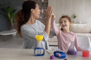 Küçük kızıyla çok mutlu bir anne oyuncak laboratuarında eğleniyor.