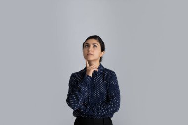 Düşünceli 30 'lu yaşlardaki Hintli etnik kökenli iş kadını sorunlara çözüm düşünüyor..