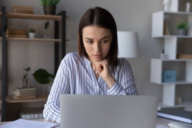 Sorunların çözümünü düşünen düşünceli genç bir iş kadını..