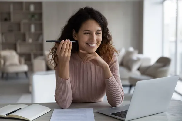 Sonriente mujer de negocios satisfecha sosteniendo teléfono inteligente, escuchando el mensaje de voz —  Fotos de Stock