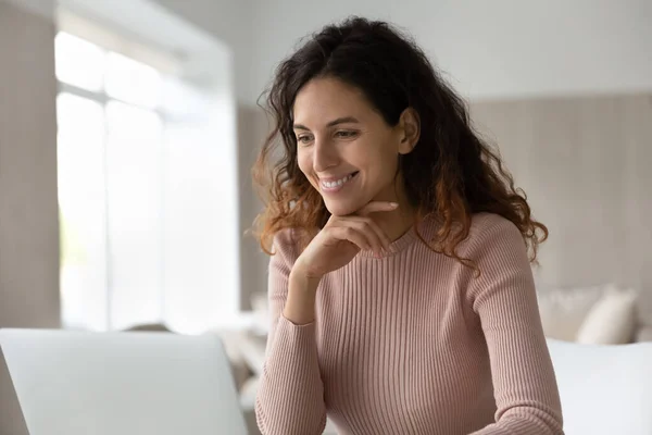 Cabeza tiro sonriente mujer de negocios mirando a la pantalla del ordenador portátil, trabajando en línea — Foto de Stock