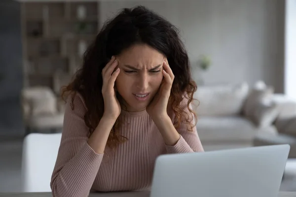 Ongelukkig zakenvrouw op zoek naar laptop scherm, het lezen van slecht nieuws — Stockfoto