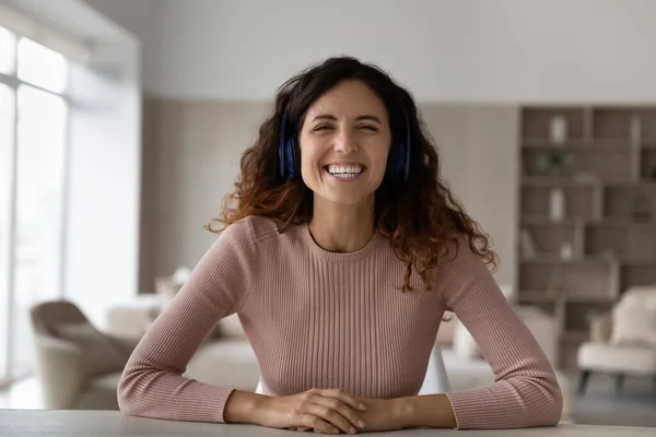 Portrait de la tête femme souriante dans un casque sans fil bavarder en ligne — Photo