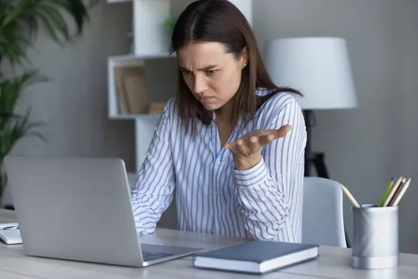 Jovem empresária confusa olhando para a tela do computador. — Fotografia de Stock