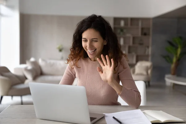 Sorridente amichevole donna d'affari ispanica agitando mano al computer portatile webcam — Foto Stock