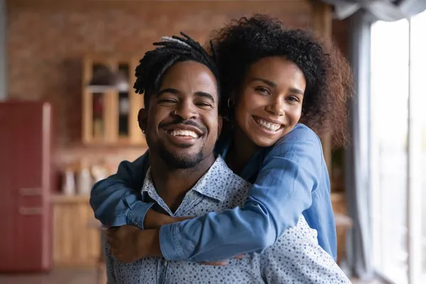 Retrato de pareja afro-americana sonriente. — Foto de Stock