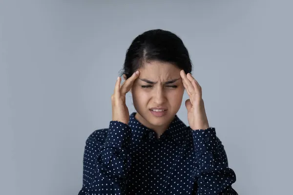 Mujer de etnia india joven estresada que sufre de dolor de cabeza. — Foto de Stock