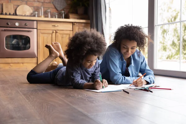 Felice legame famiglia disegno immagini. — Foto Stock