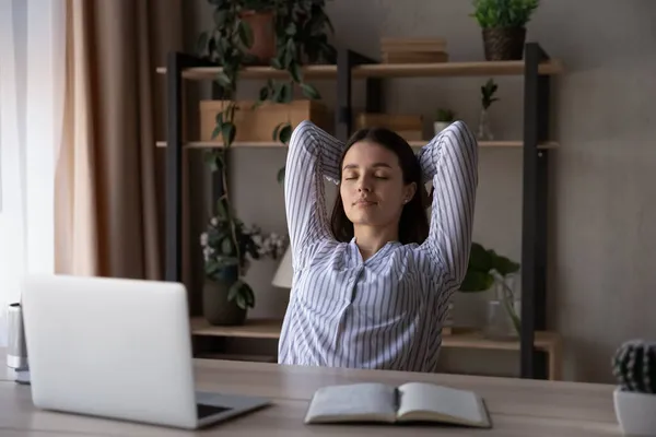 Vreedzame gelukkige jonge mooie zakenvrouw rusten op het werk. — Stockfoto