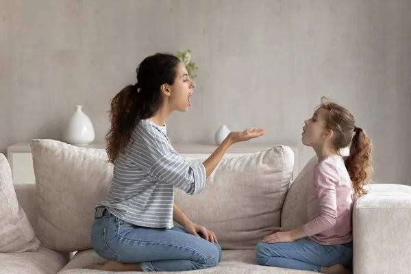 Cuidar a la madre con su hija pequeña hablando, haciendo ejercicios de habla — Foto de Stock