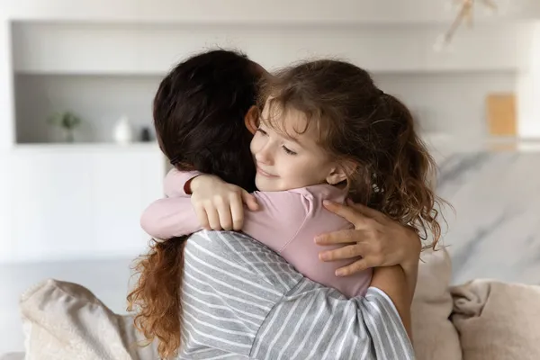 Крупним планом любляча мати і мила дочка дитина обіймає — стокове фото