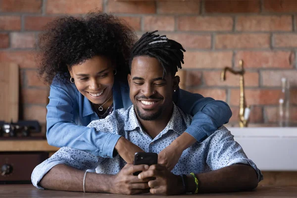 Glückliches Paar nutzt Smartphone-Apps zu Hause. — Stockfoto