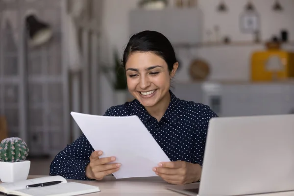 Glad ung indisk affärskvinna läser papper brev. — Stockfoto