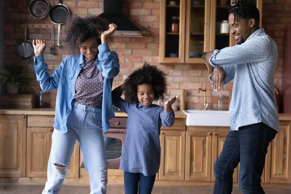 Heureuse famille afro-américaine dansant dans la cuisine. — Photo
