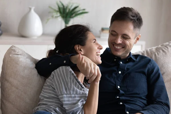 Jong 30s rustig paar knuffelen ontspannen op de bank genieten gesprek — Stockfoto