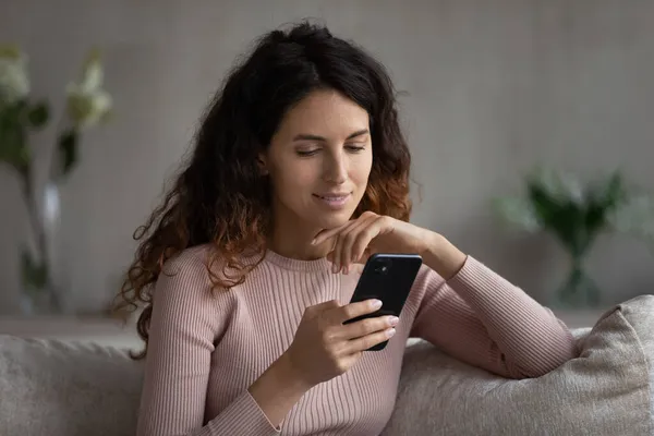Head shot leende kvinna tittar på smartphone skärm, chatta online — Stockfoto
