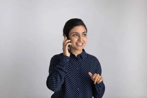 Glädjande ung indisk kvinna som håller mobiltelefon samtal. — Stockfoto