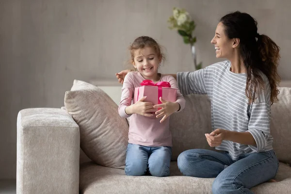 Amantísima madre feliz felicitando a su hijita, presentando caja de regalo — Foto de Stock