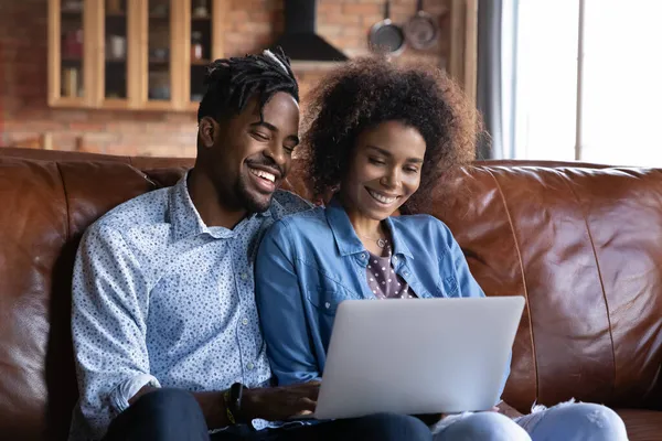 Gelukkig jong Afrikaans Amerikaans paar met behulp van computer. — Stockfoto