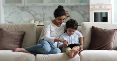 Hintli anne ve çocuk interaktif uygulama kullanıyorlar.