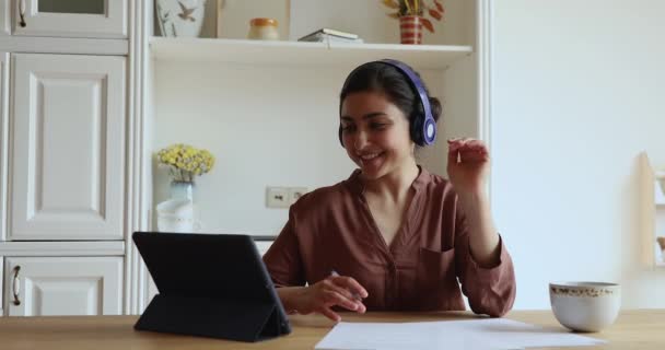 Энергичная молодая индийская женщина начинает дистанционный разговор с помощью цифровой площадки — стоковое видео
