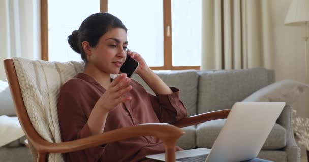 Зайнята індійська жінка розмовляє на екрані pc — стокове відео