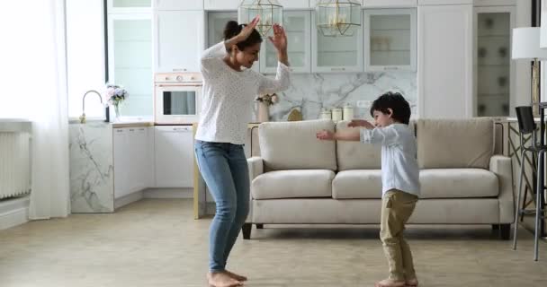 Aktif India babysitter perempuan dan anak laki-laki kecil menari dengan musik — Stok Video