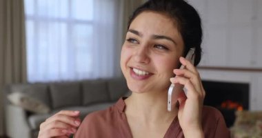 Gülümseyen bin yıllık Hintli kadın hoş bir insanla telefon görüşmesi yapıyor.