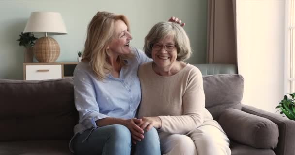 Miłość Dojrzałe córka siedzieć na kanapie przytulanie stary matka emeryt — Wideo stockowe