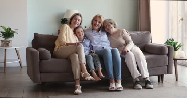 Familie portret gelukkig 4 diverse vrouwelijke generaties knuffelen op bank — Stockvideo