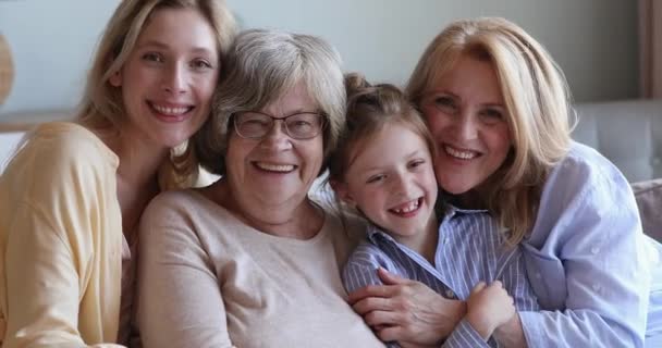 マルチ世代家族4女性王朝楽しいですくすぐったい笑いを持って — ストック動画