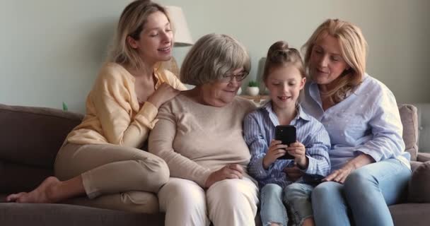 Αξιολάτρευτο κοριτσάκι που χρησιμοποιεί το smartphone με τη γιαγιά γιαγιά μαμά — Αρχείο Βίντεο