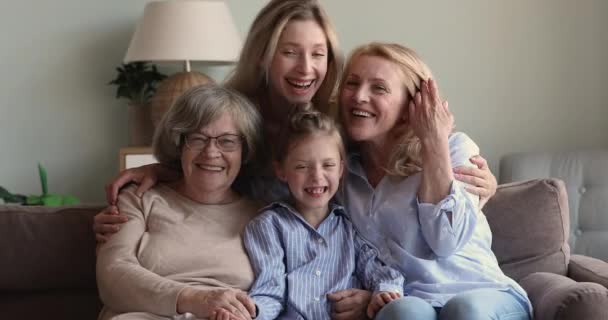 4 miembros femeninos de la familia abrazan la unión en la sonrisa del sofá risa — Vídeo de stock