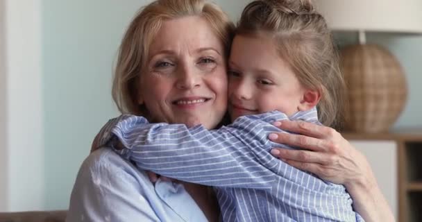 Niña tierna posando para el retrato abrazando a la abuela mayor edad — Vídeo de stock