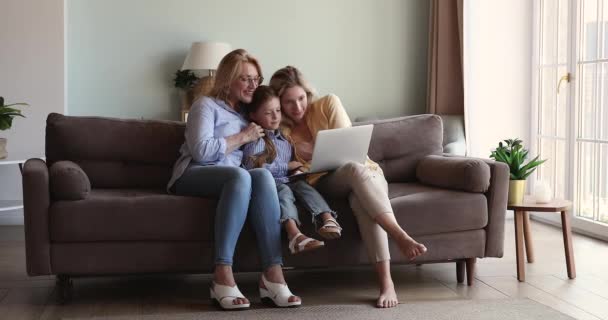成熟的祖母年轻的母亲小女孩在笔记本电脑上浏览互联网 — 图库视频影像