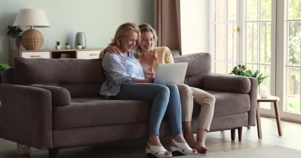 Maduro mãe e adulto filha passar tempo online usando laptop — Vídeo de Stock