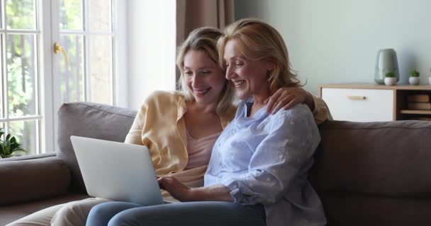 Bonding mãe idosa adulto filha surf redes sociais no laptop — Vídeo de Stock