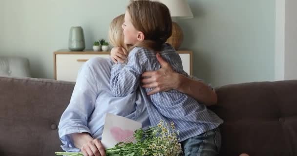 Ώριμη γιαγιά αγκαλιά μικρή εγγονή ευγνώμων για το δώρο Ημέρα της Γυναίκας — Αρχείο Βίντεο